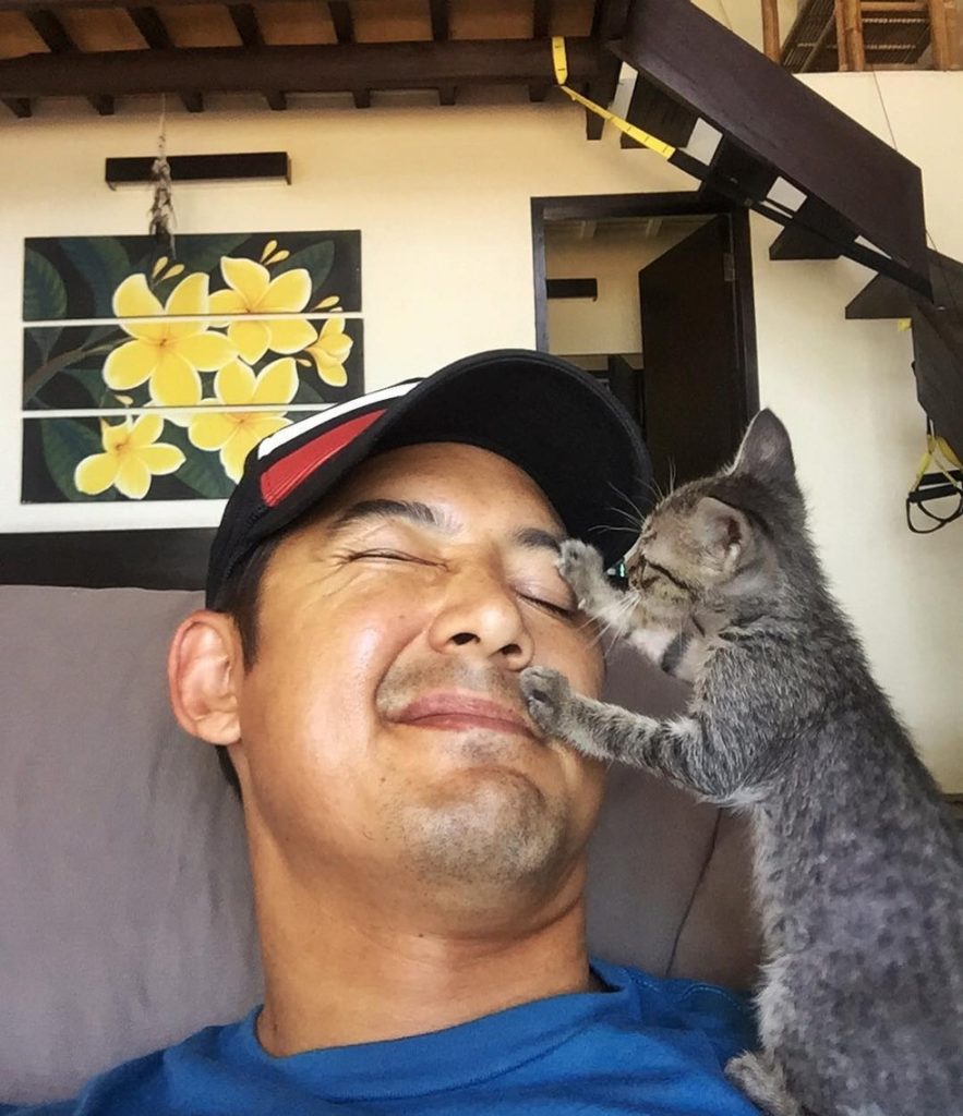 Man Saves Tiny Kitten, who Chooses Him and Changes His Life