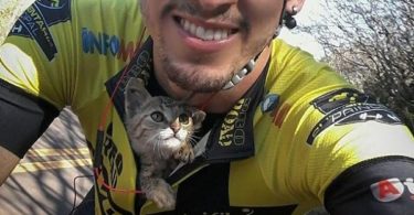 Cyclist Rescued Lonely Kitten On The Roadside, She Didn`t Stop Kissing Him All The Way To Her New Home...